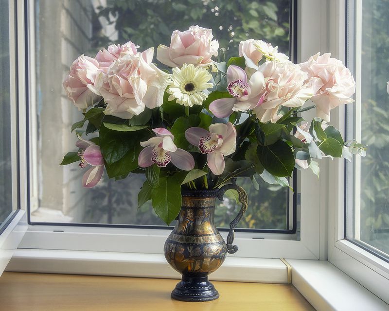 натюрморт, цветы, орхидеи, розы Букет нежности на балконе фото превью