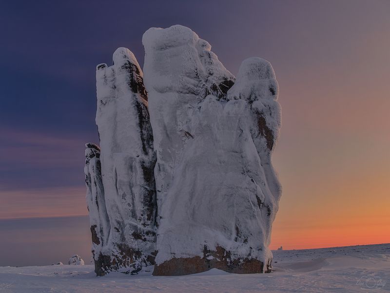 якутия, улахан-сис, гранитные города Артефакт в снежной пустыне фото превью