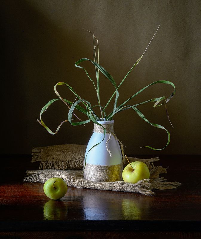 бутылка, яблоки, трава, салфетка, мешковина, зеленый  фото превью