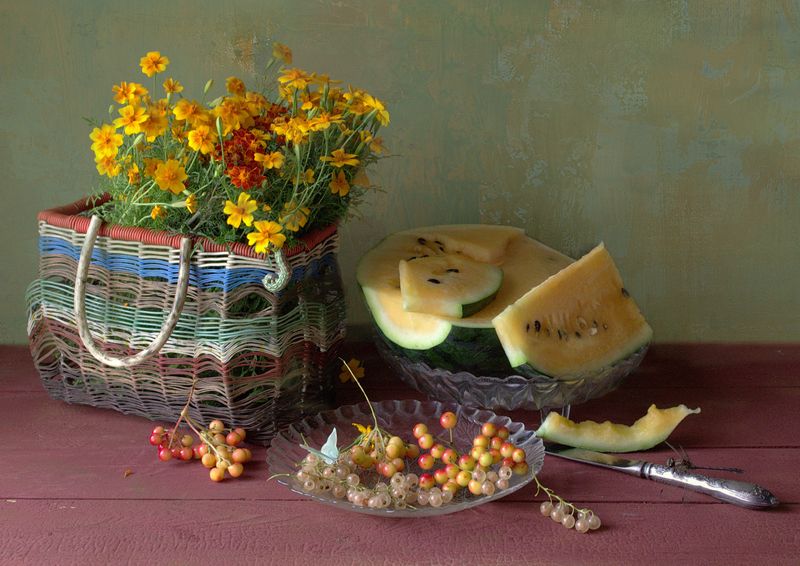 С желтым арбузом фото превью