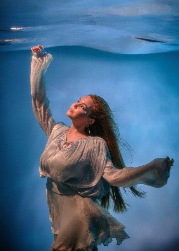 девушка, брюнетка, девушка под водой  фото превью