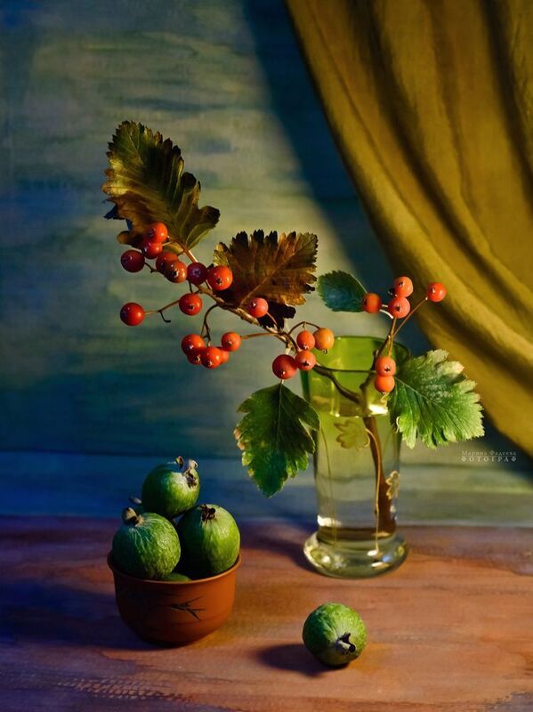 натюрморт, рябина, фейхоа, осень Аромат поздней осени фото превью