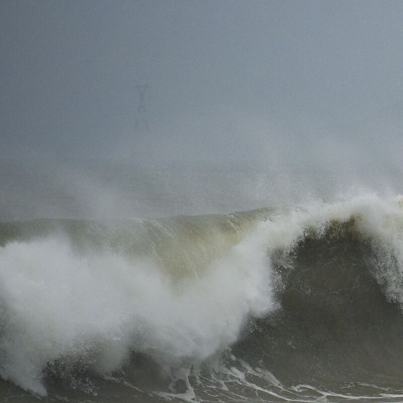 waves breaking on Nha Trang beach before the Kalmaegi storm фото превью