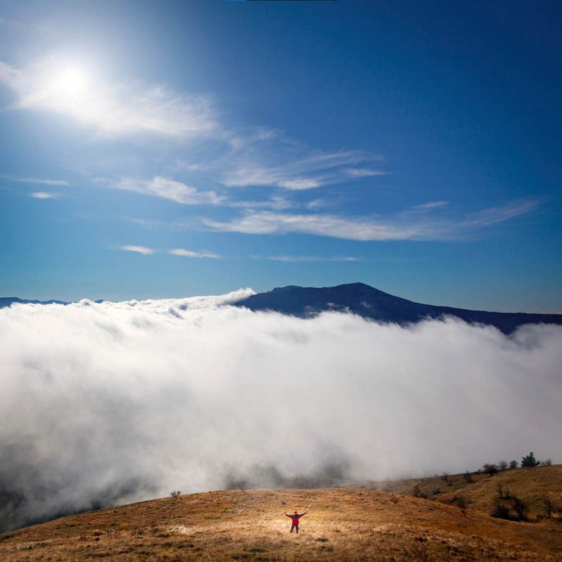 туман, крым, небо, горы, человек, турист Выше тумана фото превью