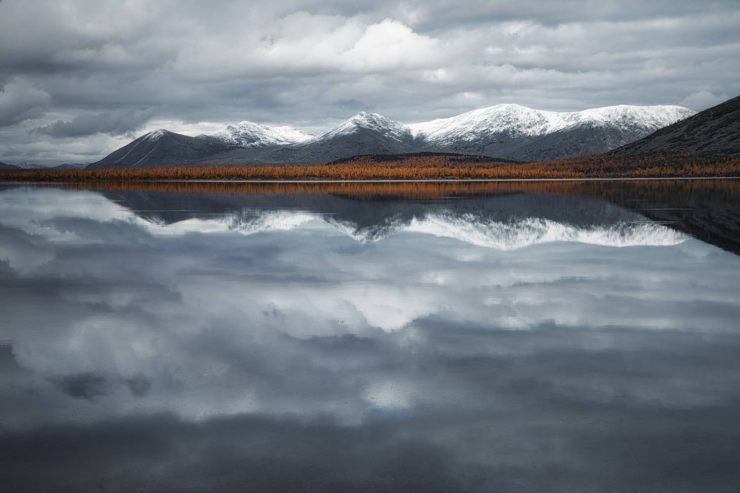 Озеро_Юг пейзажи_Колымы Магаданская_область Колымские_пляжи горная_система_Черского отражения хребет_Оханджа, Дмитрий Шишкин