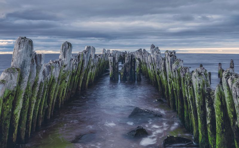 осень, октябрь, вечер, море, вода, берег, волнолом, волнорез, небо, облака Старый волнолом на берегу Белого моря фото превью