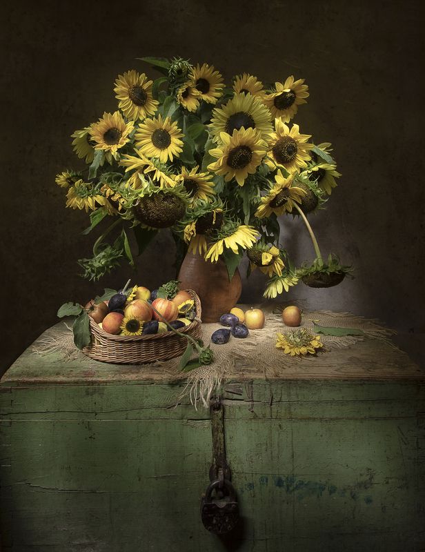 натюрморт, подсолнухи, сундук, яблоки, сливы Солнечные... фото превью