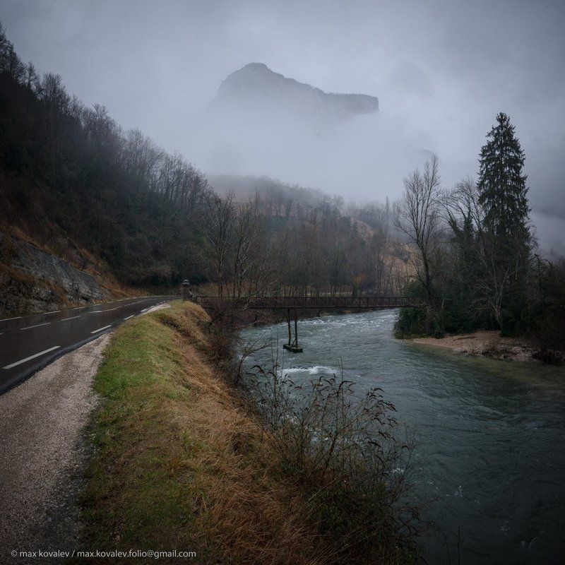 cloud, fog, forest, mountain, panorama, rain, river, road, winter, Франция, гора, дождь, дорога, зима, лес, облако, панорама, пасмурно, река, туман Непогода фото превью