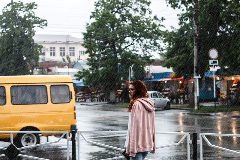 дождь, девушка, город Среди дождя фото превью