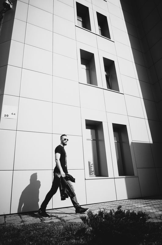 парень,город, здание,чб Alex фото превью