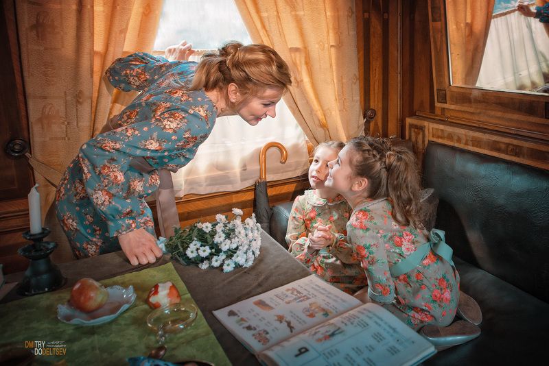 Семья, мама, дети, девочки, сестры, поезд, ретро, купе, в дороге Москва-Апатиты... фото превью