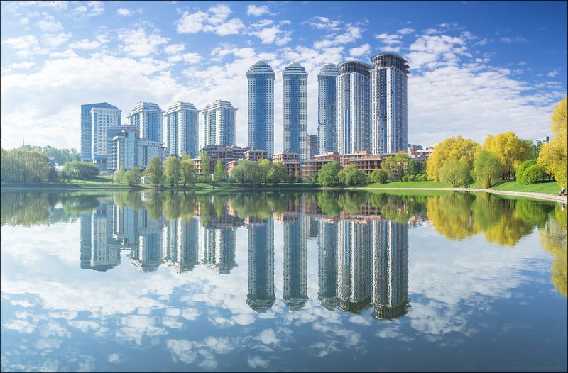 Россия, город, Москва, столица, Мосфильмовский, Круглый, пруд, Каменная, плотина, небоскрёбы, отражение, весна Россия. Москва. Мосфильмовский пруд. фото превью