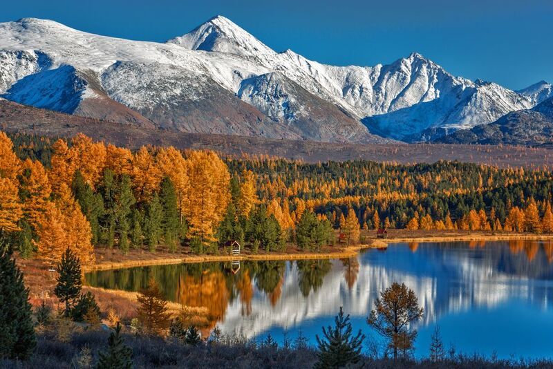 Озеро в объятиях осени . фото превью