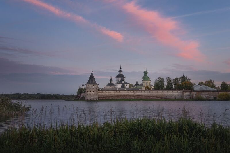 Сентябрьский рассвет над Кирилло-Белозерским монастырем фото превью