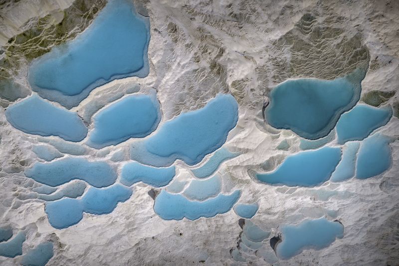 травертины, памуккале, турция, вид сверху, аэросъемка Вид сверху на травертины Памуккале, Турция. фото превью