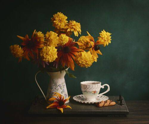 Чашка чая и цветы..