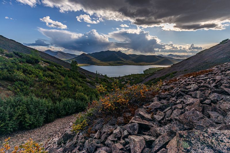 Озеро, дождь, сопки, Колыма, осень В ожидании дождя фото превью
