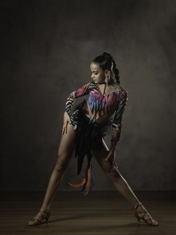 Dance and pose фото превью