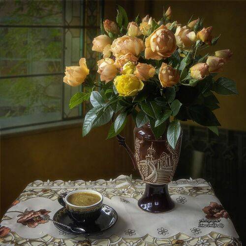 В кафе за столиком