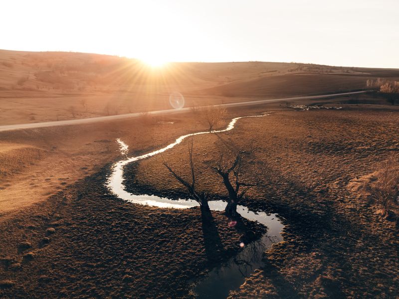 aerial, drone, landscape, sunset, sunrise, golden hour, river, stream, water, winding, curve, mood, atmosphere, epic, wilderness, field, dry grass, hills, road, trees, shadows, light, sun flare, composition, pattern, abstract, best photo, top photo, 35pho The River of Gold фото превью