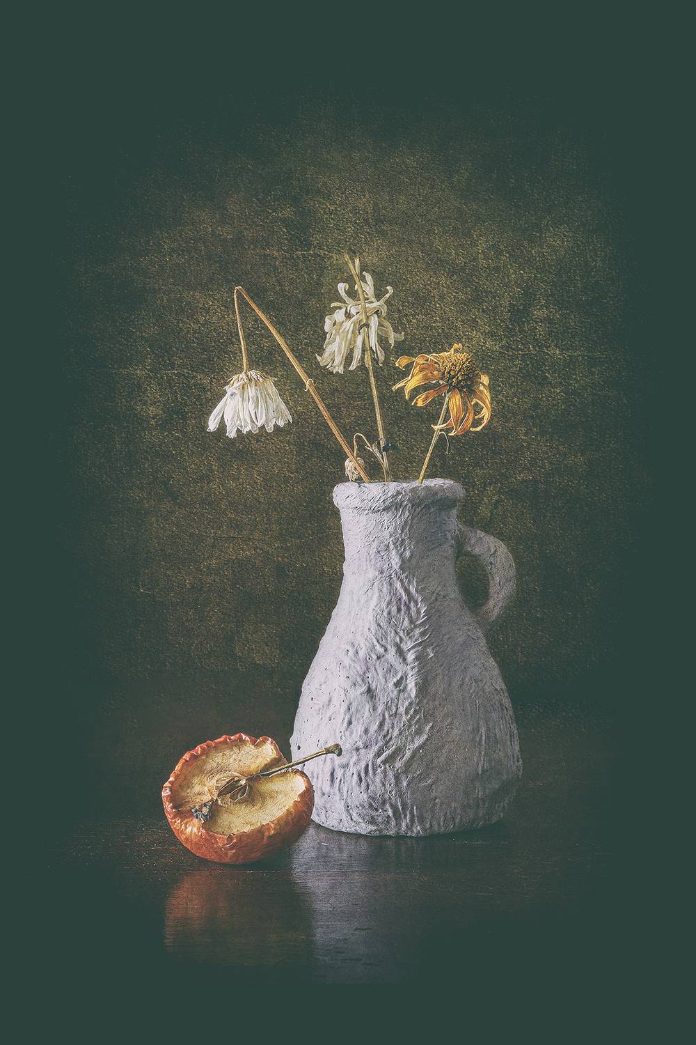 пол яблока, бутылка, сухие цветы, Алексей Бычков