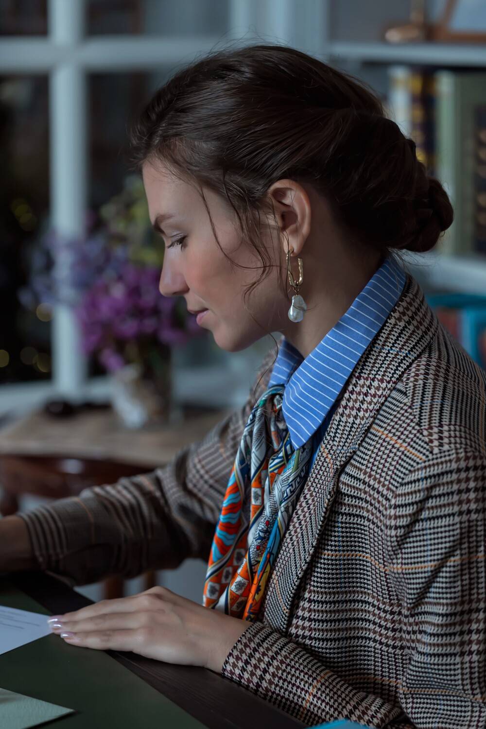 Девушка, деловой костюм, ручка, бумага, конверты, кабинет, Герцен Наталья