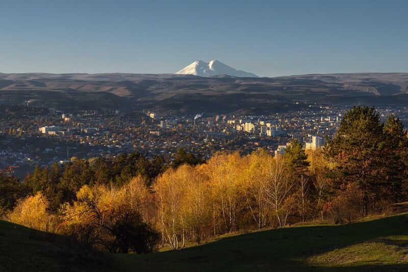 кавказ, кавказские минеральные воды, кмв, кисловодск, эльбрус, город осенью, осенний город, город под горой, осень, краски осени Осень в Кисловодске фото превью