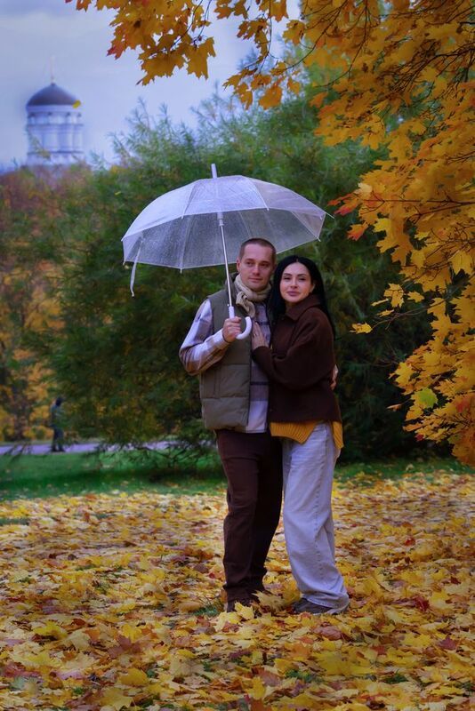 Семейная пара, дождь, осенний день, зонт, парк Под дождем фото превью