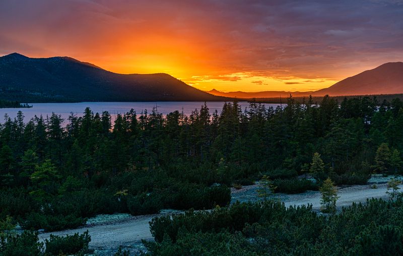 Закат, поздний вечер, озеро Гранд, сопки,  Кровавый закат фото превью