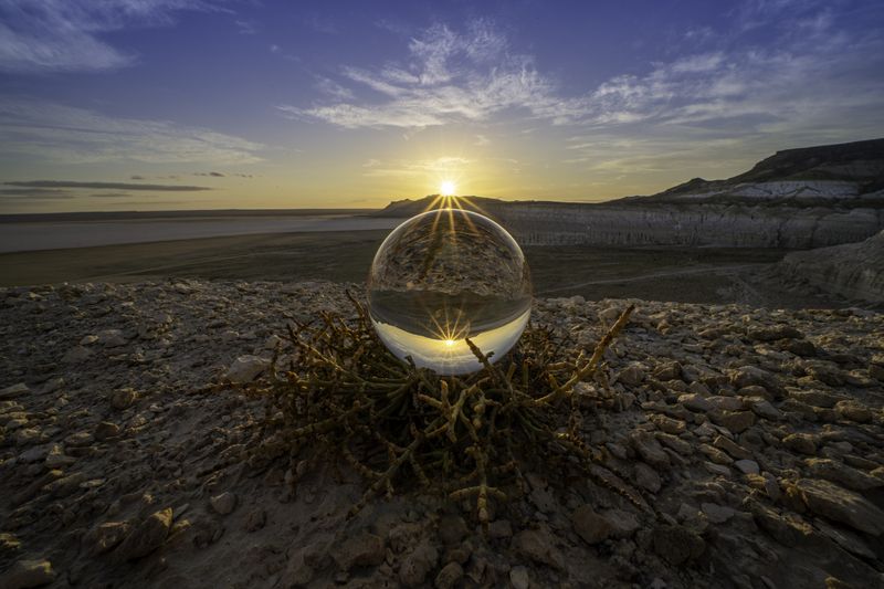 Казахстан, полуостров Мангышлак, Мангыстау, солончак Тузбаир, хрустальный шар, закат,  Путешествие хрустального шара фото превью