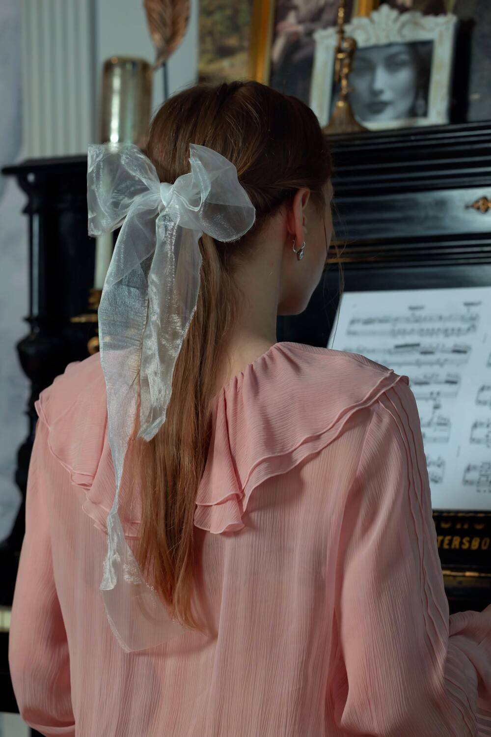 Девушка играет на пианино, розовое платье, бант, пианино, ноты, Герцен Наталья