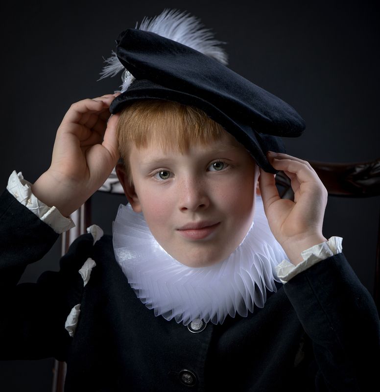Мальчик, паж, берет. Юный паж фото превью
