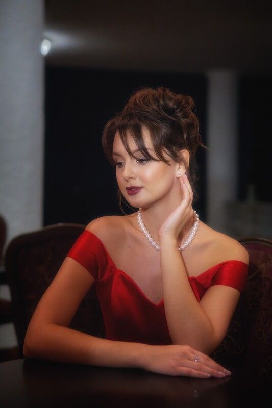 Девушка в красном фото превью