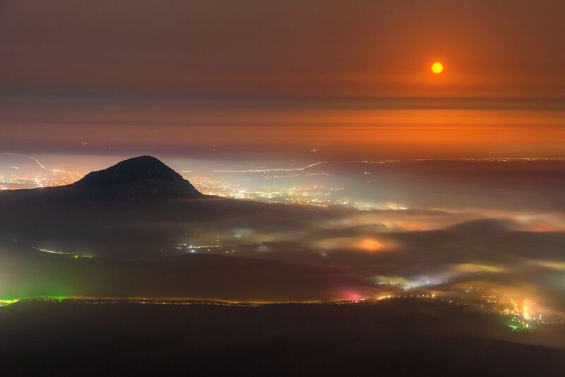 ночь,луна,туман,кмв,пейзаж,города Города в тумане и восход красной луны фото превью