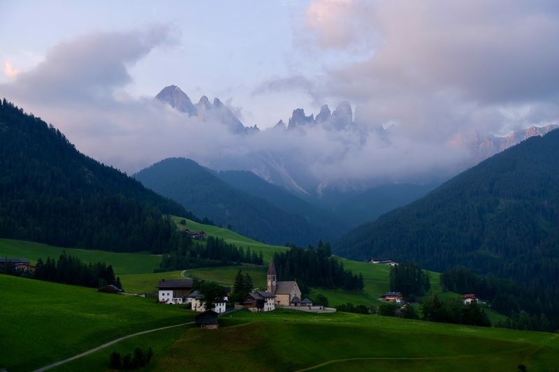 Landscapes, Italy, South Tyrol, Dolomites, Church Santa Maddalena,  Облачно над Доломитами фото превью
