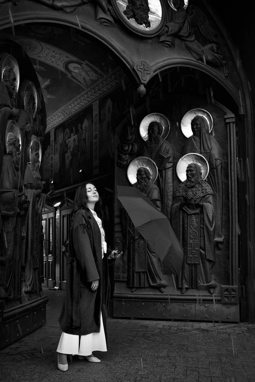 дождь, город, девушка, чб, зонт, черный зонт, ворота, храм, архитектура, Jankauskene Natalya