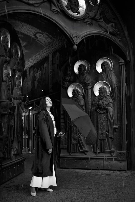 дождь, город, девушка, чб, зонт, черный зонт, ворота, храм, архитектура дождь #1 фото превью