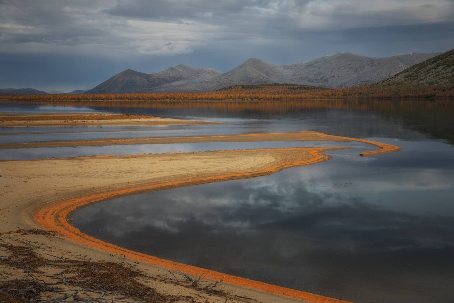 Озеро_Юг пейзажи_Колымы Магаданская_область Колымские_пляжи горная_система_Черского отражения хребет_Оханджа, Дмитрий Шишкин