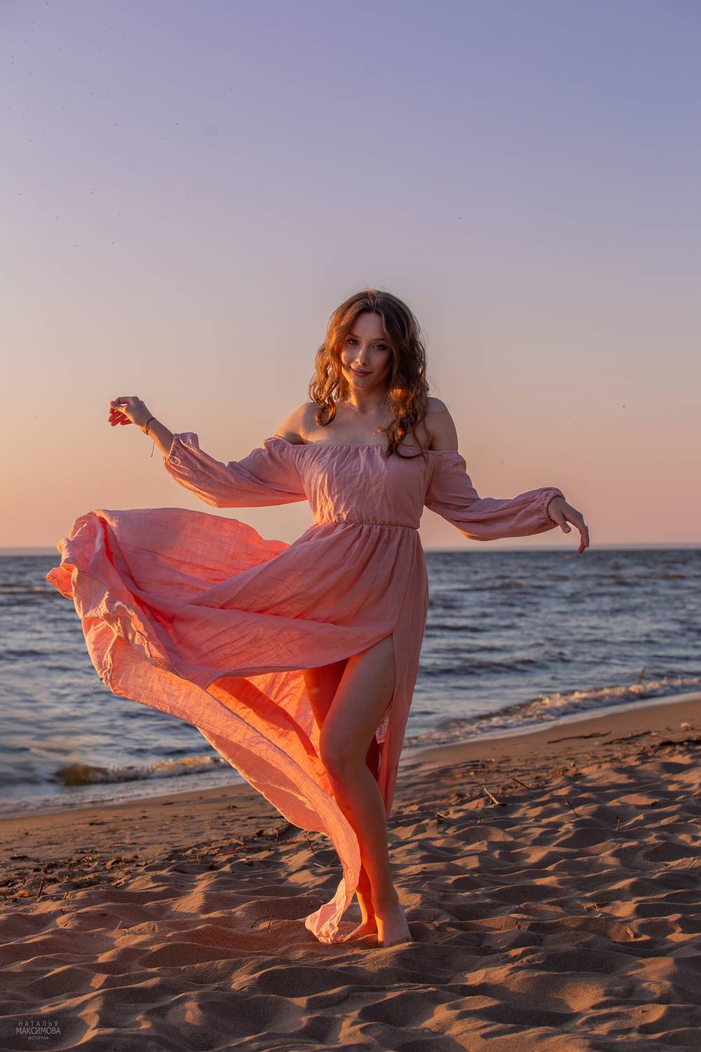 девушка на закате, девушка в розовом платье, песок, закат, река, берег, Наталья Максимова