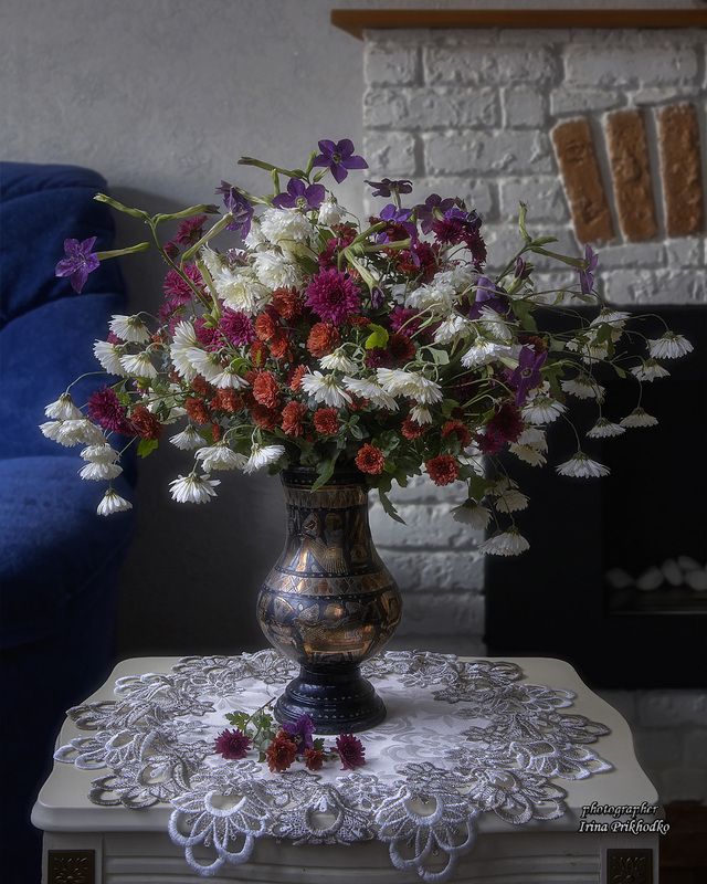 натюрморт цветы, хризантемы, интерьер Букет осенних хризантем в интерьере фото превью