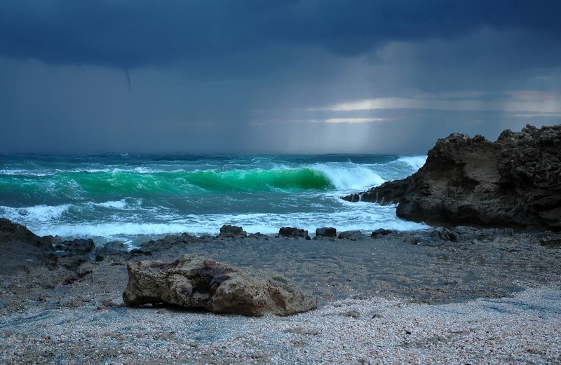 Рождение водяного смерча. фото превью