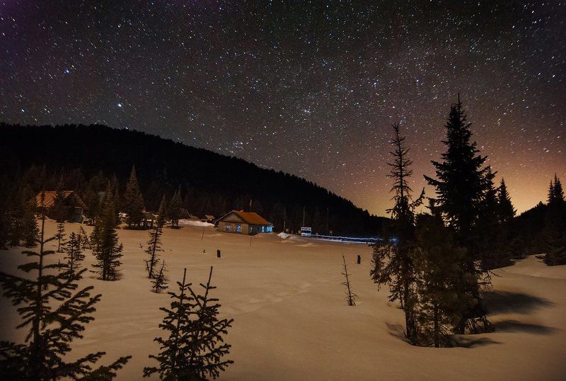 Лес, пейзаж, поляна, ночь, звезды, небо, зарево, домики, деревья, ели, снег, зима, красота, сказка На метеостанции фото превью