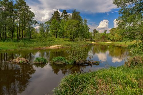 Облака над рекой