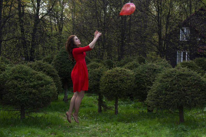 В след за красным шариком фото превью