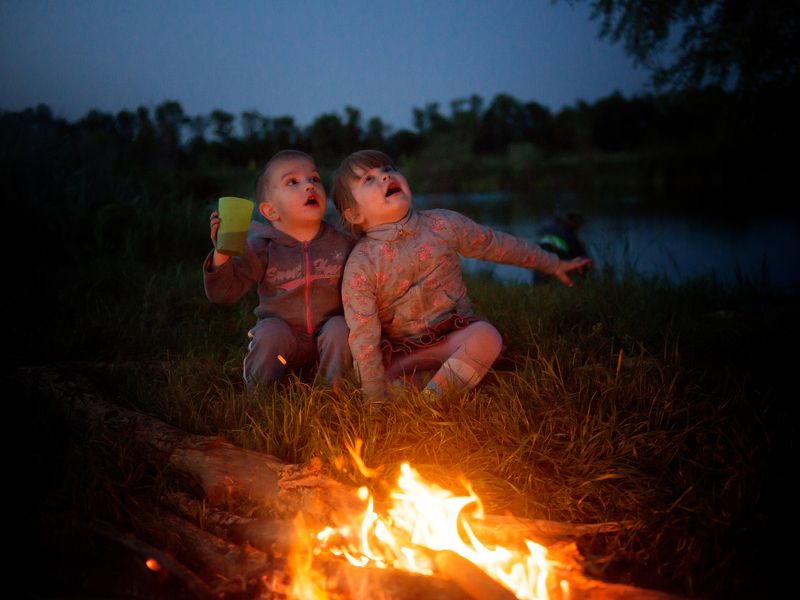 дети, вечер, костёр, огонь, вода, пруд, сумерки, детство, радость, удивление, познавание Через тернии к звёздам фото превью