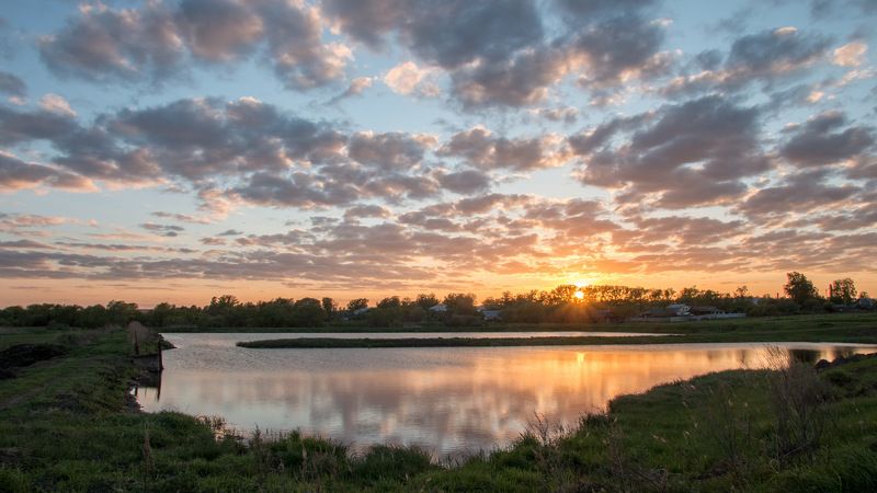 Берег, пруд, небо, солнце фото превью
