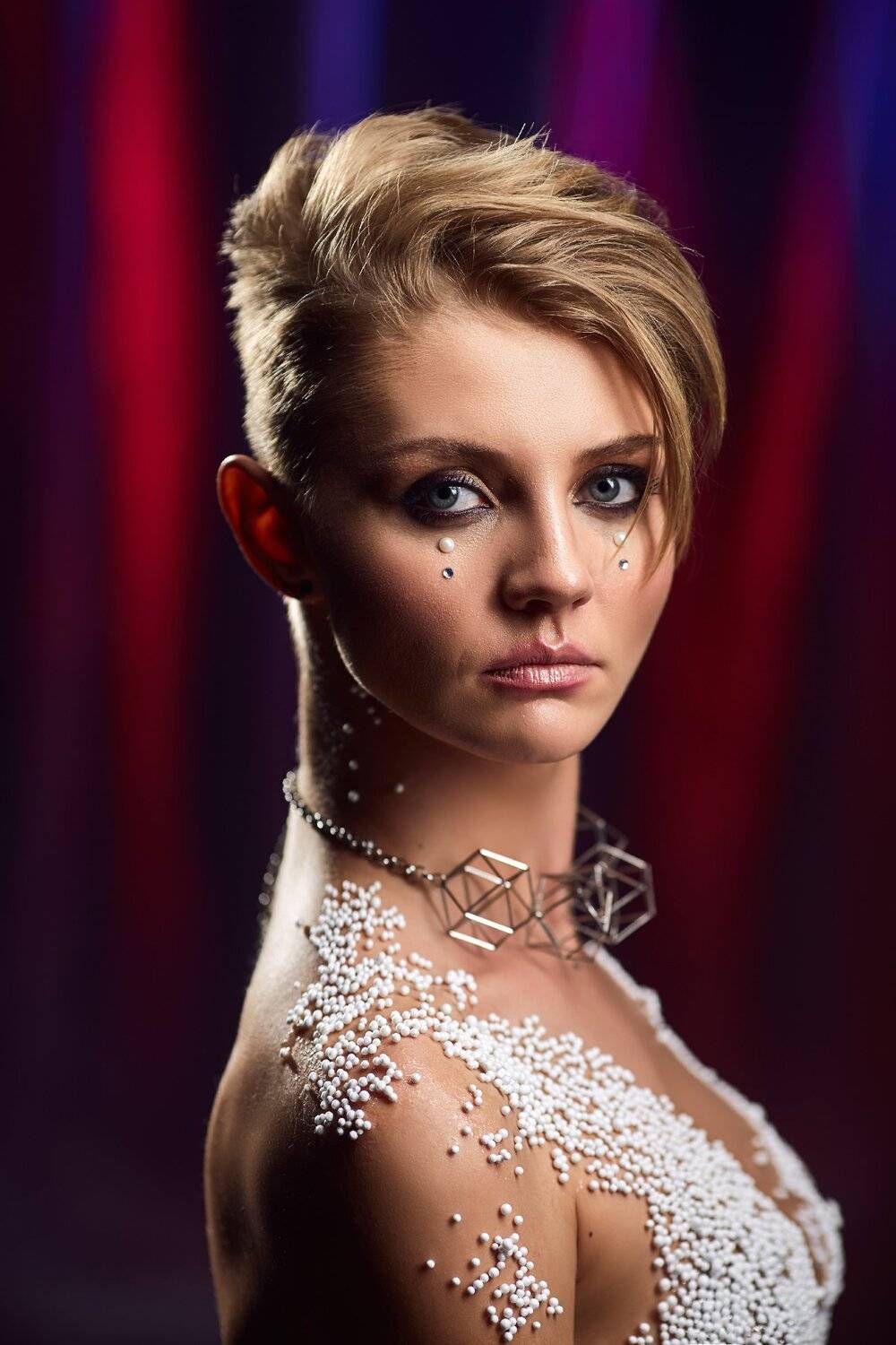 Короткая стрижка, Красно-синий, Красный фон, Портрет девушки, Цветной фон, Шарики, Денис Фёдоров