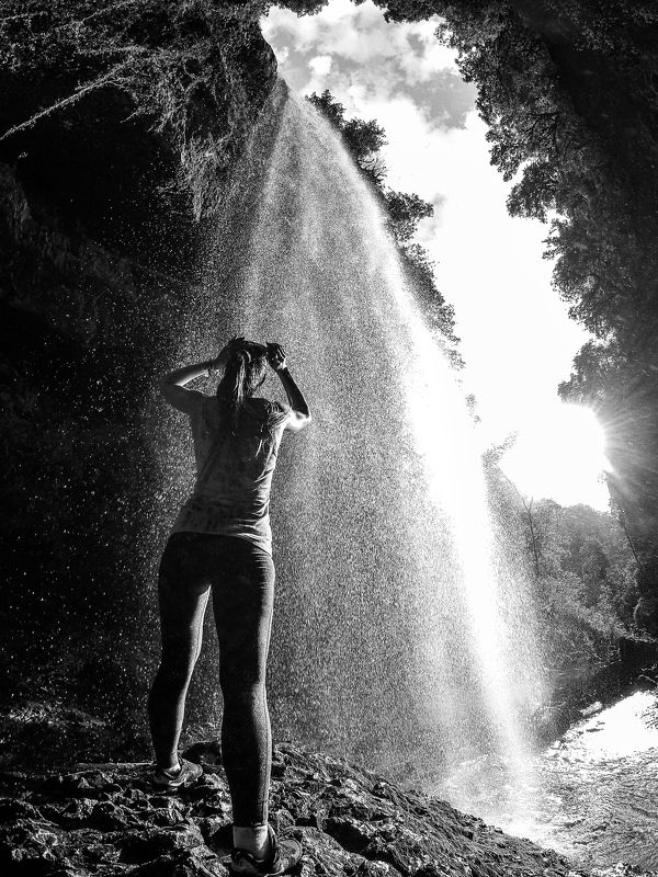 пасть дракона, девушка, водопад, солнце, вода В пасти дракона фото превью