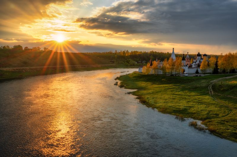 река, волга, старица, тверская область, россия, храм, церковь, православие, монастырь, осень, вечер, закат, облака Спокойствие и величие фото превью