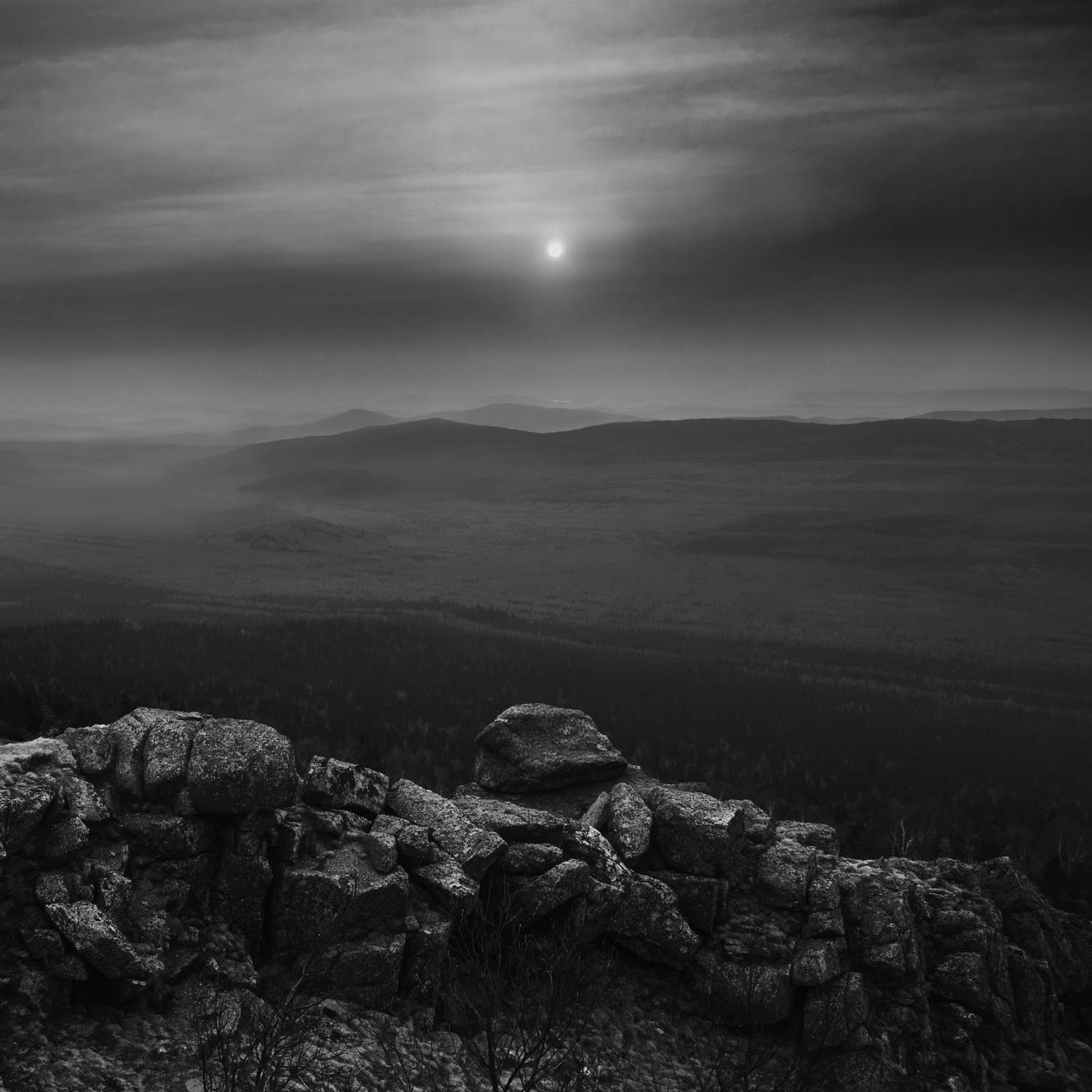 горный пейзаж, туман, дымка, закат, рассвет, солнце, хребет, камни, скалы, монохром, черно-белая фотография, драматичный свет, природа, дикая природа, минимализм, атмосфера, спокойствие, тишина, глубина, Толстоноженко Илья